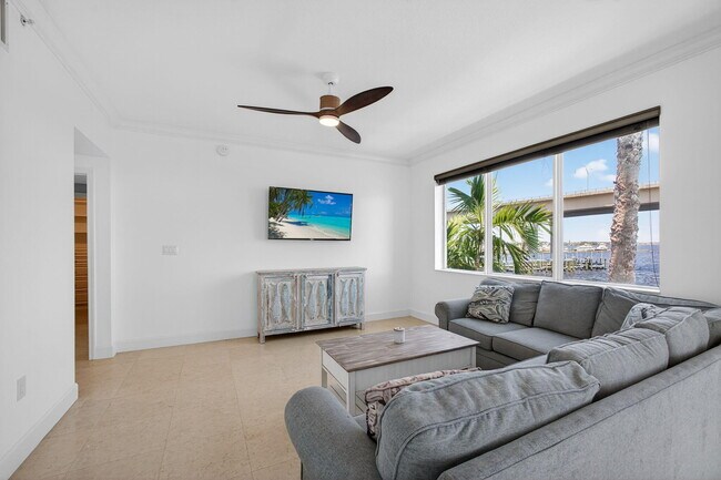 Building Photo - 275 NW Flagler Ave