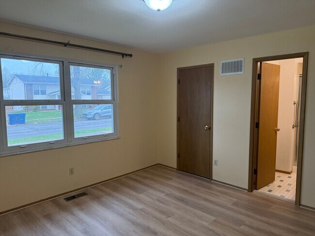 Building Photo - 3 Bedroom 3.5 Bathroom Home In Ballwin