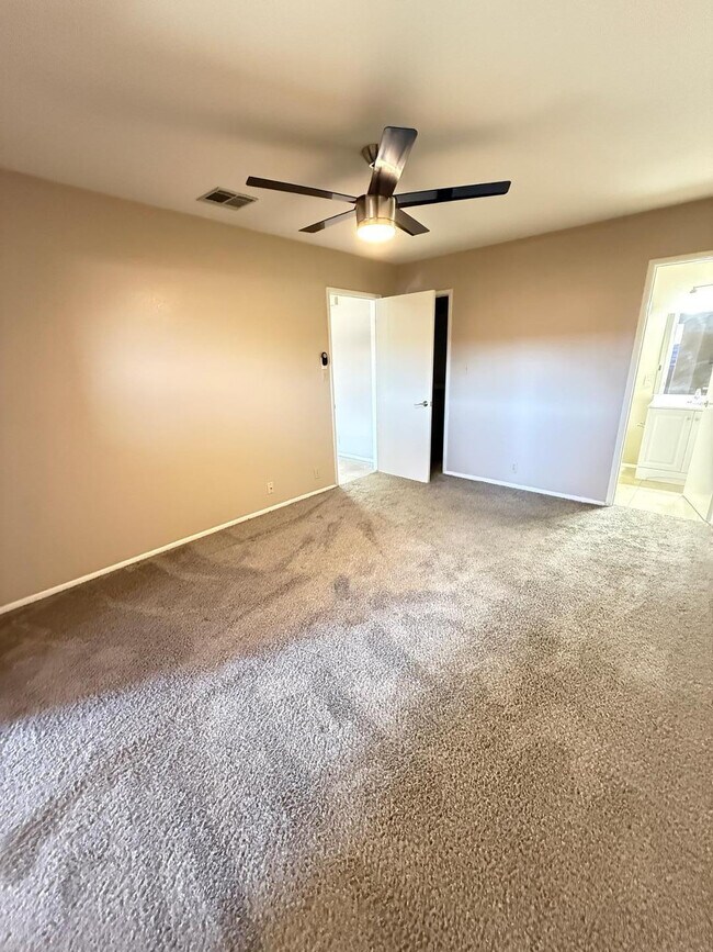 Building Photo - 312 W Yukon Dr