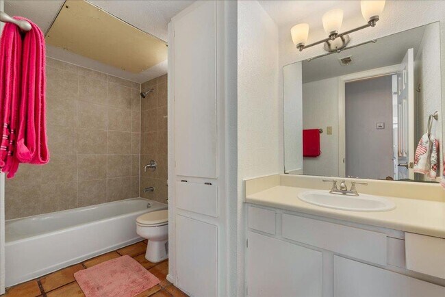 Building Photo - 6903 Deatonhill Dr