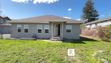 Building Photo - 3 Bedroom House in Central Point!