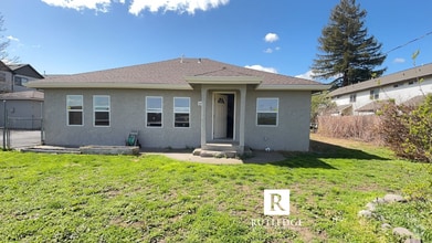 Building Photo - 3 Bedroom House in Central Point!