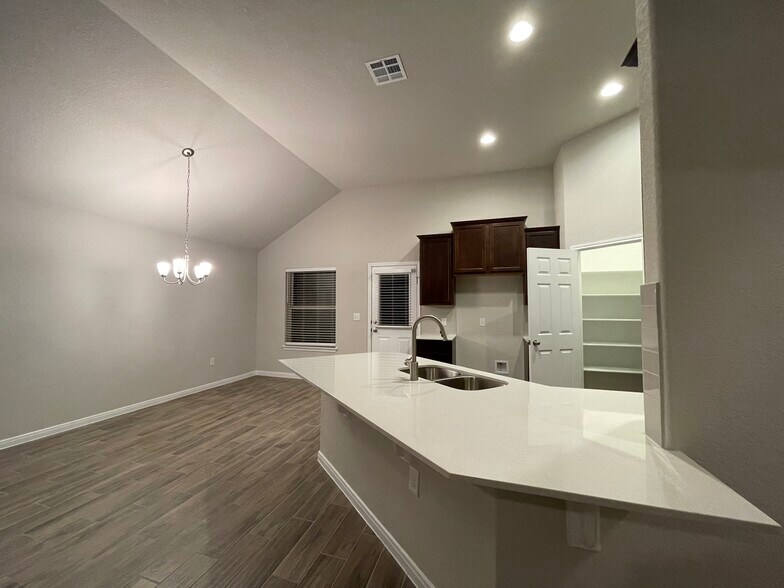 Building Photo - 300 La Joya Pass