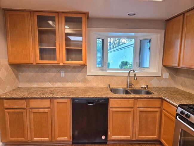 Building Photo - Spacious 3 bedroom 2 bath townhome for rent in Crow Canyon Country Club