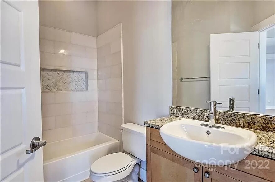 Building Photo - 911 E 8th St