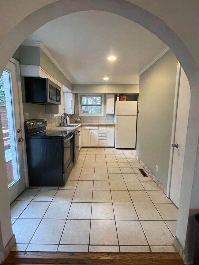 Building Photo - Large Duplex home with giant deck, parking, in quiet neighborhood, Available in June