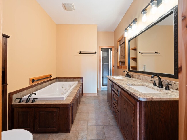 Building Photo - 452 Lotawatah Dr