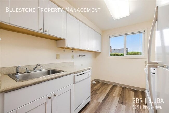 Building Photo - 3251 SE Risley Ave