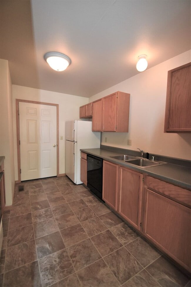Building Photo - Centrally Located 3b 1.5ba Townhouse with attached Garage and Patio!
