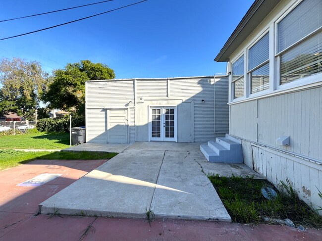 Building Photo - REMODELED 2 BED, 1.5 BATH IN CORONA