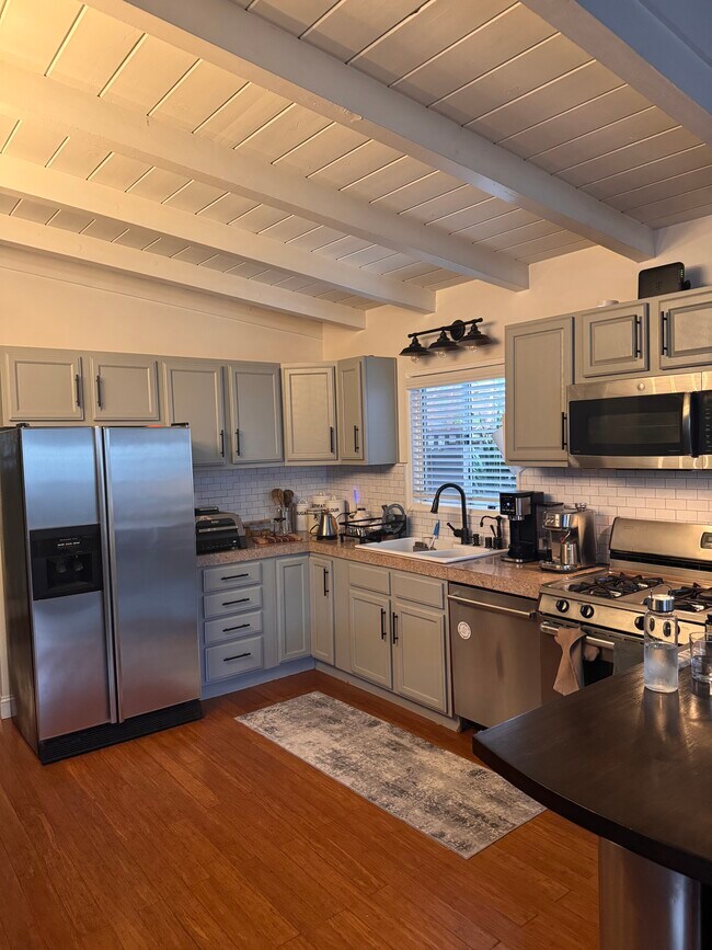 Building Photo - 332 21st St