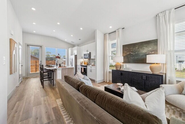 Building Photo - 4424 Janssen Ave