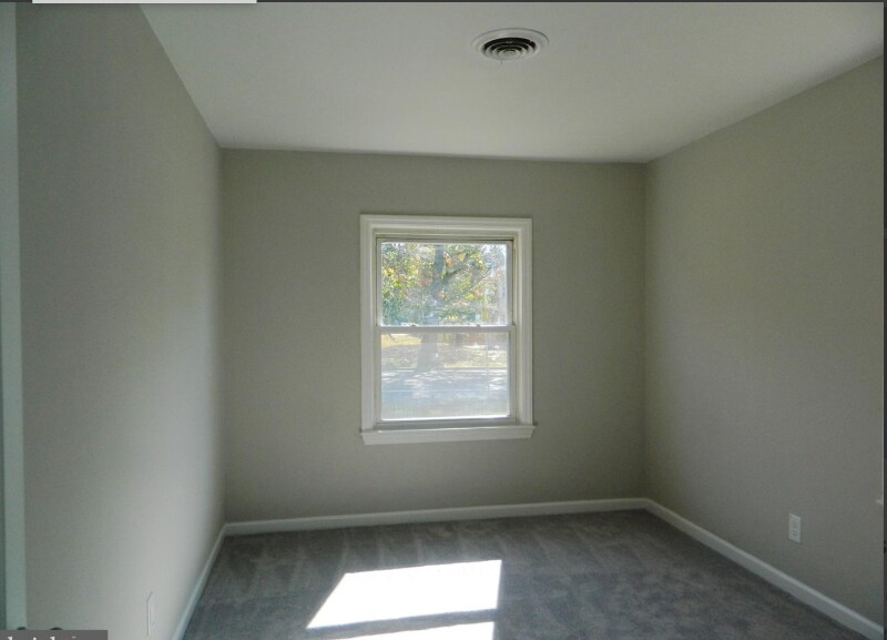 Building Photo - 719 E Division St