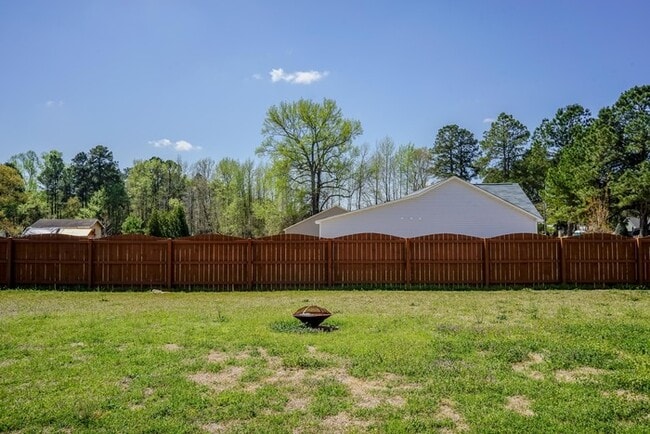 Building Photo - Ranch Home | Back Deck | Fenced In Backyar...