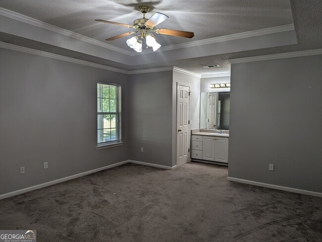 Building Photo - 22 Hidden Creek Dr