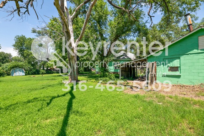 Building Photo - Charming 1925 Farm House on 1/3 acre!