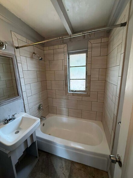 Building Photo - 827 N Columbus Blvd