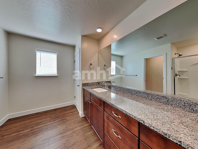 Building Photo - 825 W Grover Ct