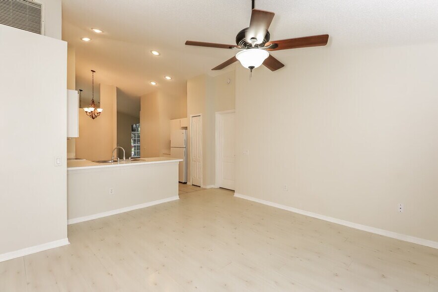 Building Photo - 402 Sonoma Dr