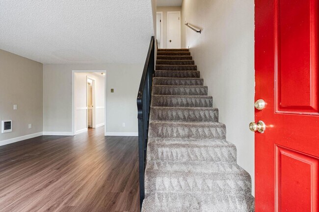 Building Photo - Clean, welcoming 2-bdrm/1.5 bath unit in Milwaukie. Private patio, quiet location, designated par...