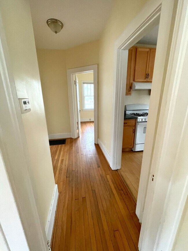 Building Photo - 903 Dewey Ave