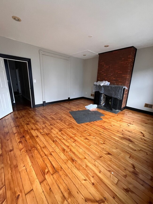Building Photo - Large Home in ShadySide, Newly Rennovated!