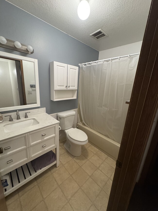 Full Bathroom - 160 Syracuse Ct