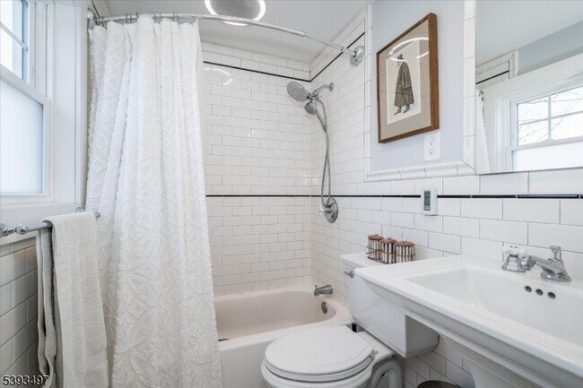 Building Photo - 203 Locust Dr