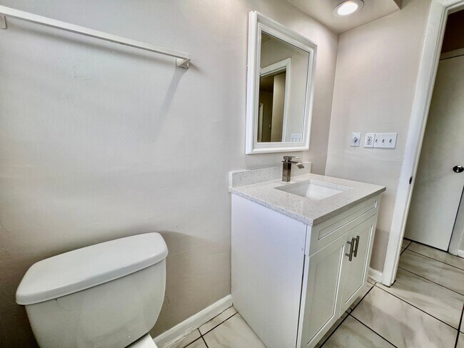 Building Photo - Live Comfortably in SE Cape Coral – Bright, Remodeled Home for Rent