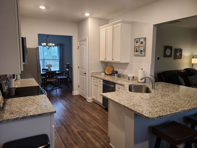 Building Photo - 4 Bed, 2.5 Bath located in Mimosa Bay Comm...