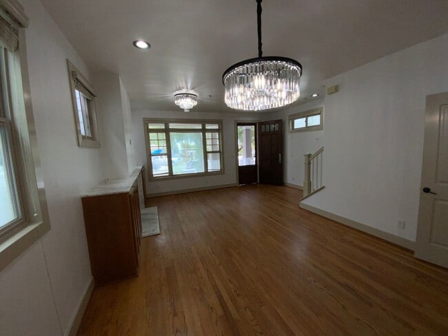 Building Photo - 445  E Avenue