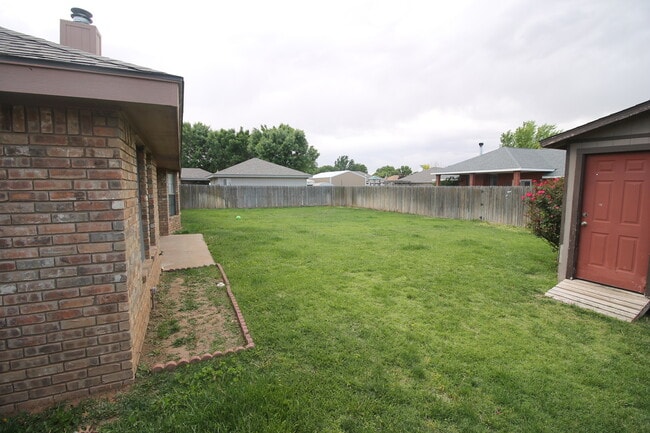 Building Photo - 2300 Northglen Dr