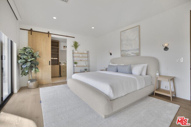 Building Photo - 7212 Mulholland Dr