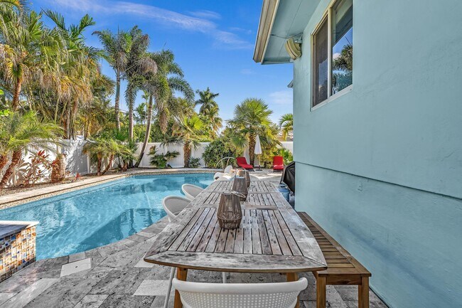 Building Photo - 3450 NE 19th Ave