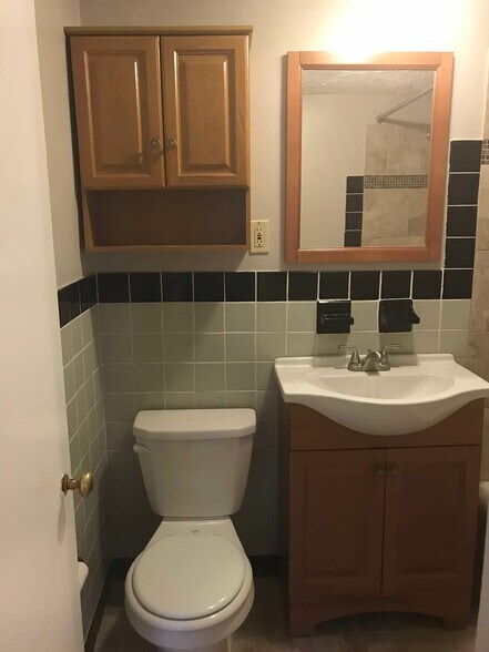 Bath Room - 13200 Fairhill Rd