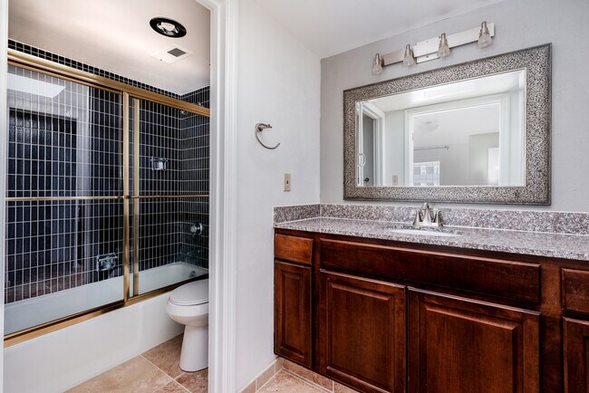 Main Bathroom w/ WC Closet (Upper Level) - 4329 Chateau de Ville Dr