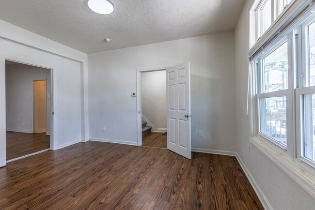 Building Photo - AVAILABLE OCTOBER 15th - Quirky 3+ Bedroom...