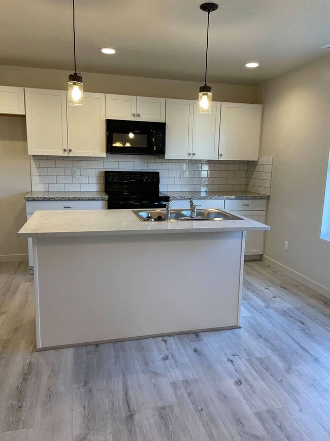 Building Photo - 103 E Ravenna Ln