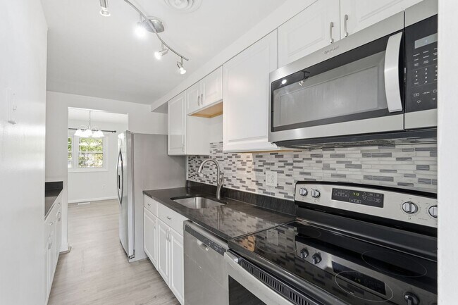 Building Photo - 9178 Laurelwood Ct