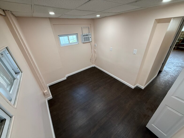 Building Photo - 27 Oceanside Ave