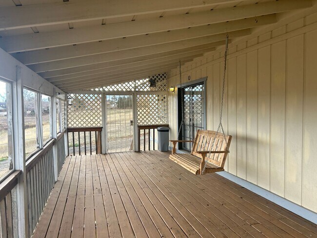 Building Photo - Horse Property in Golden Hills