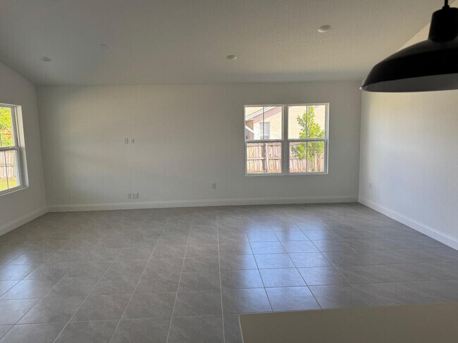 Building Photo - 1073 SW Benchor Ave