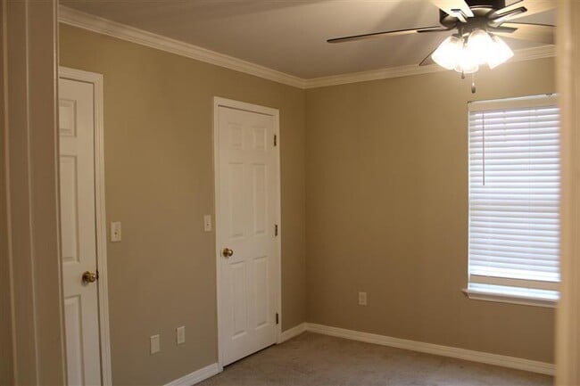 Building Photo - 207 N McGuire Ave