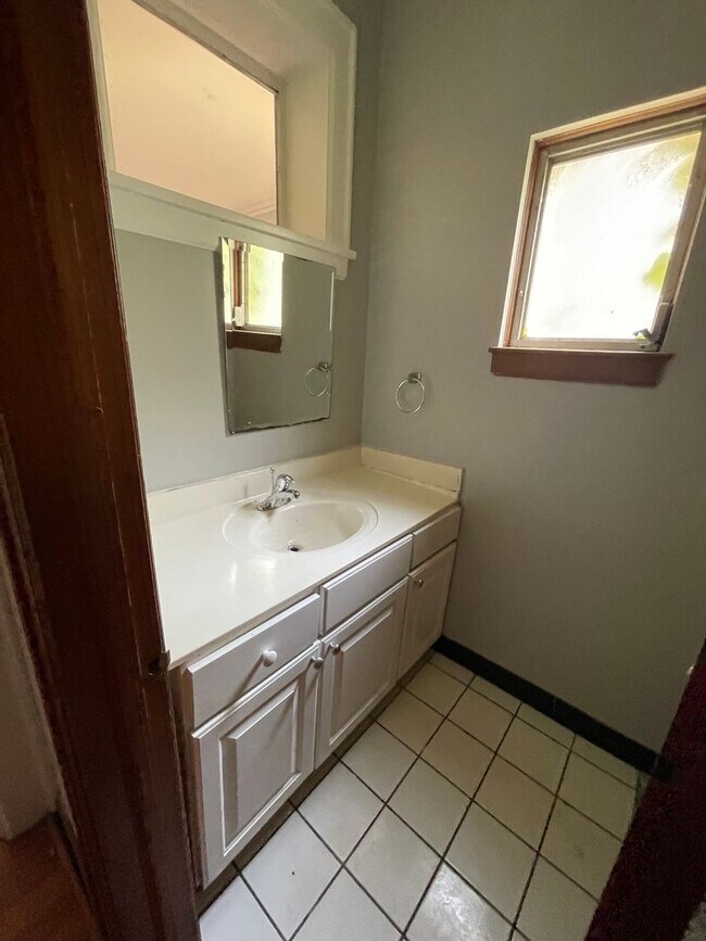 Building Photo - Large Brick 7 bedroom home.