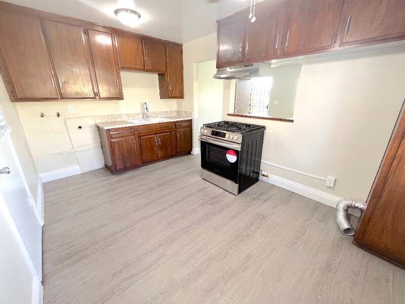 Building Photo - 831 S Oaks Ave