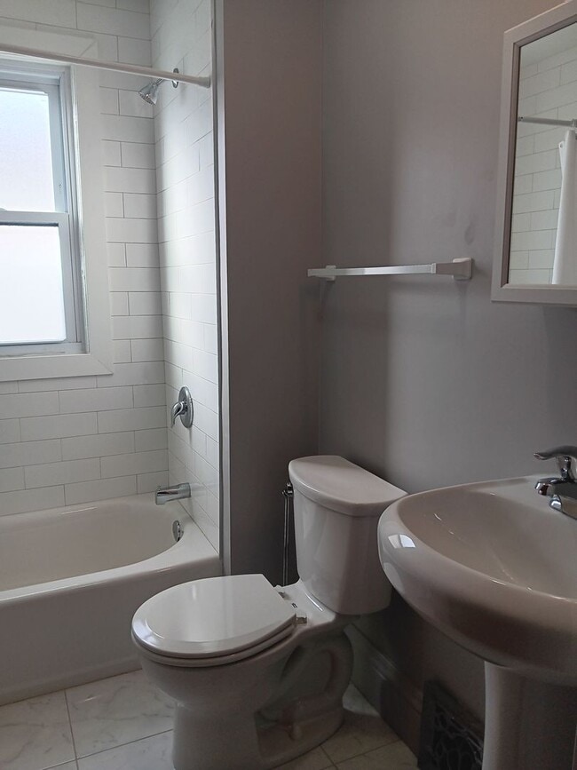 Building Photo - Beautiful Benson Three Bedroom!