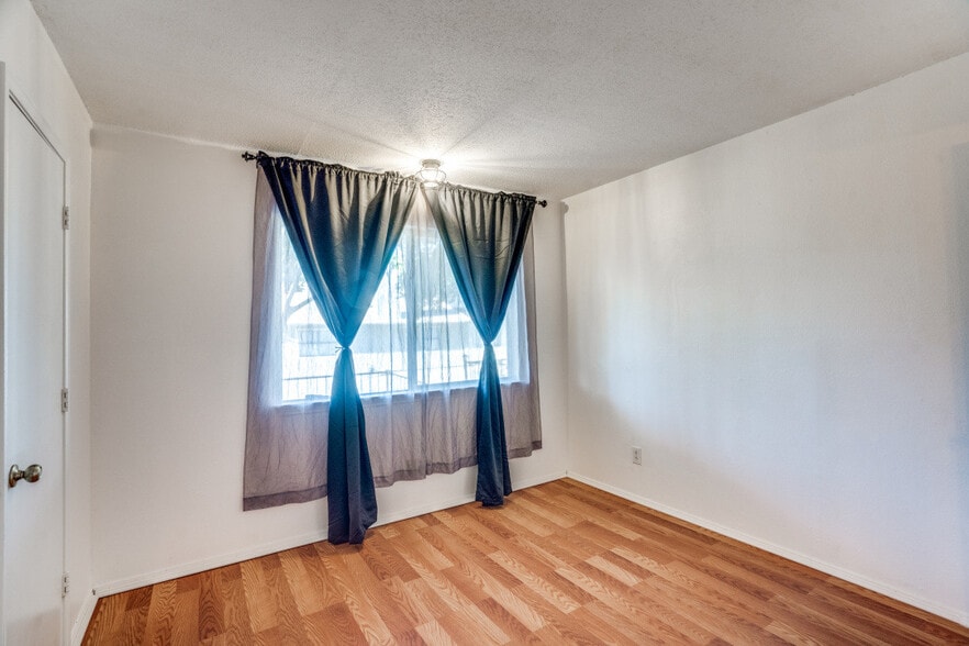 Building Photo - 511 Post Oak Ln