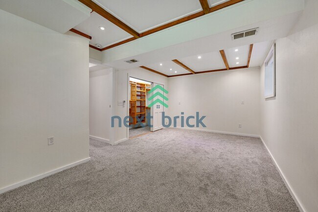 Building Photo - Expansive 4-Bedroom Sammamish Residence w/ Private Guest Suite & Included internet and landscaping.