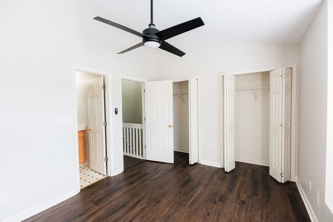 Building Photo - Amazing updated 2 bedroom 2.5 bathroom townhouse in NW Greensboro Keswick Place. Lawn care included.