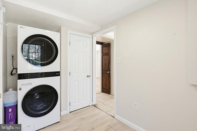 Building Photo - 9717 Hedin Dr